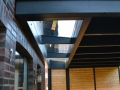 Carport als Flachdach mit nicht sichtbarem Gefälle mit Lichtband zum Hauseingang
