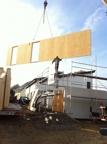 Neubau einer Pultdach DHH: Montage der Hauswände