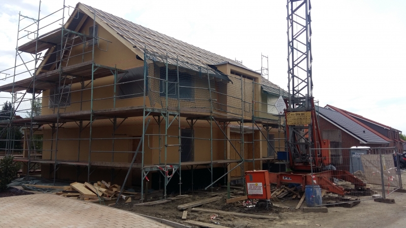 Einfamilienhaus in Holzrahmenbauweise/Beginn der Dacheindeckung