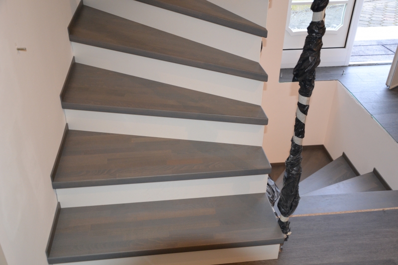 Treppenstufen Buche keilgezinkt, anthrazit-grau gebeizt