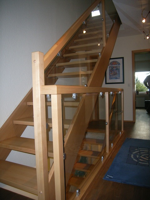 Buche-Massiv Treppe Stufen montiert auf Auflagebolzen, auswechselbar. Buchengeländer mit ESG-Scheiben
